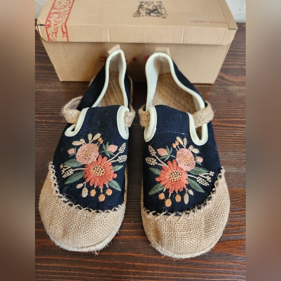 Floral Embroidered Women's flat slip ons, Size 8 - Picture 1 of 9